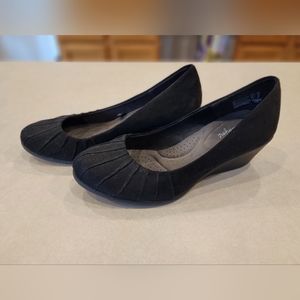 Women's Black Suede Pumps